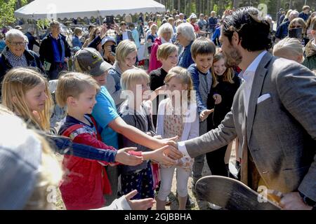 VASE 2018-05-17 Prinz Carl Philip wird bei der Einweihung des Spielplatzes „Vilda Parken“ in Vase, Varmland, mit Kindern gesehen. Der Prinz, der Herzog von Varmland, besucht seinen Kreis einen Tag Foto: Anders Wiklund / TT / kod 10040 Stockfoto