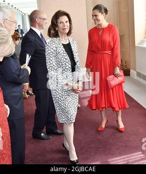 STOCKHOLM 2018-05-29 Königin Silvia und Kronprinzessin Victoria während der Enthüllung einer Büste der verstorbenen Folke Bernadotte am Dienstag im Parlamentsgebäude in Stockholm. Folke Bernadotte gelang es, während des Zweiten Weltkriegs 31 000 Häftlinge aus Konzentrationslagern in Deutschland freizulassen Foto: Jonas EkstrÃ¶mer / TT kod 10030 Stockfoto