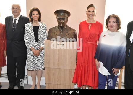 STOCKHOLM 2018-05-29 Bertil Bernadotte, Königin Silvia, Kronprinzessin Victoria und der Künstler Solveeg W. Schafferer-Sigerus bei der Enthüllung einer Büste der verstorbenen Folke Bernadotte am Dienstag im Parlamentsgebäude in Stockholm. Folke Bernadotte gelang es, während des Zweiten Weltkriegs 31 000 Häftlinge aus Konzentrationslagern in Deutschland freizulassen Foto: Jonas Ekstromer / TT kod 10030 Stockfoto