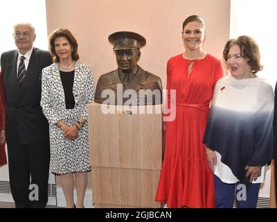 STOCKHOLM 2018-05-29 Bertil Bernadotte, Königin Silvia, Kronprinzessin Victoria und der Künstler Solveeg W. Schafferer-Sigerus bei der Enthüllung einer Büste der verstorbenen Folke Bernadotte am Dienstag im Parlamentsgebäude in Stockholm. Folke Bernadotte gelang es, während des Zweiten Weltkriegs 31 000 Häftlinge aus Konzentrationslagern in Deutschland freizulassen Foto: Jonas Ekstromer / TT kod 10030 Stockfoto