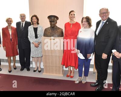 STOCKHOLM 2018-05-29 Jill Rhodes-Maddox, Ehefrau von Bertil Bernadotte, Königin Silvia, Kronprinzessin Victoria, Künstler Solveeg W. Schafferer-Sigerus und Parlamentspräsident Urban Ahlin während der Enthüllung einer Büste des verstorbenen Folke Bernadotte am Dienstag im Parlamentsgebäude in Stockholm. Folke Bernadotte gelang es, während des Zweiten Weltkriegs 31 000 Häftlinge aus Konzentrationslagern in Deutschland freizulassen Foto: Jonas Ekstromer / TT kod 10030 Stockfoto