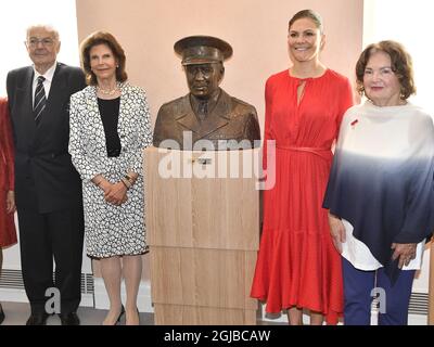 STOCKHOLM 2018-05-29 Bertil Bernadotte, Königin Silvia, Kronprinzessin Victoria und der Künstler Solveeg W. Schafferer-Sigerus bei der Enthüllung einer Büste der verstorbenen Folke Bernadotte am Dienstag im Parlamentsgebäude in Stockholm. Folke Bernadotte gelang es, während des Zweiten Weltkriegs 31 000 Häftlinge aus Konzentrationslagern in Deutschland freizulassen Foto: Jonas Ekstromer / TT kod 10030 Stockfoto