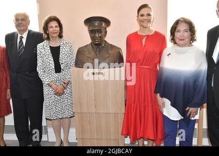 STOCKHOLM 2018-05-29 Bertil Bernadotte, Königin Silvia, Kronprinzessin Victoria und der Künstler Solveeg W. Schafferer-Sigerus bei der Enthüllung einer Büste der verstorbenen Folke Bernadotte am Dienstag im Parlamentsgebäude in Stockholm. Folke Bernadotte gelang es, während des Zweiten Weltkriegs 31 000 Häftlinge aus Konzentrationslagern in Deutschland freizulassen Foto: Jonas Ekstromer / TT kod 10030 Stockfoto