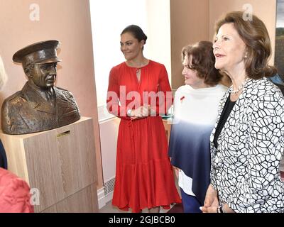 STOCKHOLM 2018-05-29 Kronprinzessin Victoria, Künstlerin Solveyg W. Schafferer-Sigerus und Königin Silvia während der Enthüllung einer Büste des verstorbenen Folke Bernadotte im Parlamentsgebäude in Stockholm am Dienstag. Folke Bernadotte gelang es, während des Zweiten Weltkriegs 31 000 Häftlinge aus Konzentrationslagern in Deutschland freizulassen Foto: Jonas Ekstromer / TT kod 10030 Stockfoto