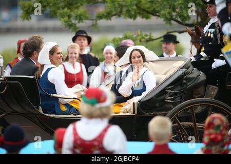 STOCKHOLM 20180606 Prinzessin Madeleine, Christopher O'Neill, Prinzessin Sofia und Prinz Carl Philip fahren in einer königlichen Kutsche in einer Cortege vom Stockholmer Palast nach Skansen, wo sie an den traditionellen Nationalfeierlichkeiten teilnehmen werden. Foto: Jonas Ekstromer / TT / kod 10030 Stockfoto