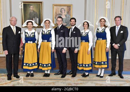 STOCKHOLM 20180606 von links König Carl Gustaf, Königin Silvia, Kronprinzessin Victoria, Prinz Daniel, Prinz Carl Philip, Prinzessin Sofia, Prinzessin Madeleine und Christopher O'Neill posieren während des Empfangs zum Nationalfeiertag im Königlichen Palast von Stockholm. Foto: Jonas Ekstromer / TT / kod 10030 Stockfoto