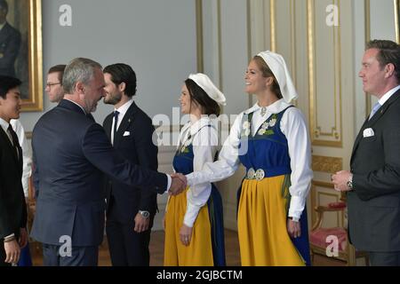 STOCKHOLM 20180606 von links Prinz Carl Philip, Prinzessin Sofia, Prinzessin Madeleine und Christopher O'Neill grüßen den Vorsitzenden der Liberalen Partei Jan Bjorklund beim Empfang am Nationalfeiertag im Königlichen Palast von Stockholm. Foto: Jonas Ekstromer / TT / kod 10030 Stockfoto