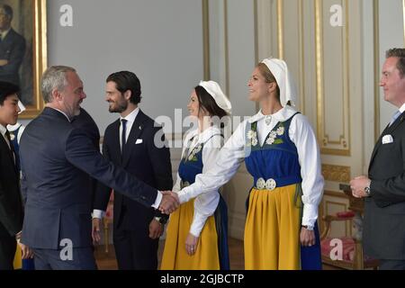 STOCKHOLM 20180606 von links Prinz Carl Philip, Prinzessin Sofia, Prinzessin Madeleine und Christopher O'Neill grüßen den Vorsitzenden der Liberalen Partei Jan Bjorklund beim Empfang am Nationalfeiertag im Königlichen Palast von Stockholm. Foto: Jonas Ekstromer / TT / kod 10030 Stockfoto