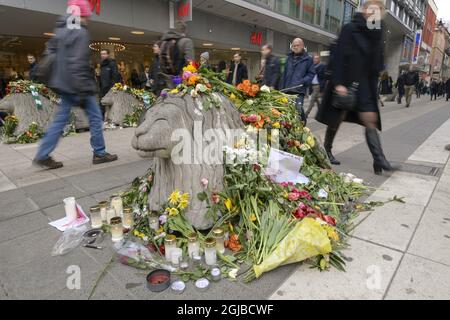 Ein Aktenbild vom 10. April 2017 zeigt Menschen, die an einem Betonhindernis in Form eines Löwen in der Drottninggatan-Straße in Stockholm, Schweden, vorbeikommen, an dem Ort, an dem ein Mann einen Lastwagen auf einer Fußgängerstraße in ein Kaufhaus in Stockholm, Schweden, fuhr und fünf Menschen tötete. Der verurteilte Täter, der usbekische Rakhmat Akilov, wird heute am 07. Juni 2018 seinem Verurteilten gegenüberstehen. Foto: Anders Wiklund / TT / Code 10040 Stockfoto