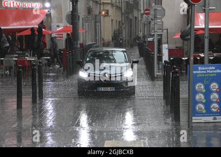 Marseille, Frankreich. September 2021. An einem regnerischen Tag fährt ein Auto durch die Straßen von Marseille. (Foto von Gerard Bottino/SOPA Images/Sipa USA) Quelle: SIPA USA/Alamy Live News Stockfoto