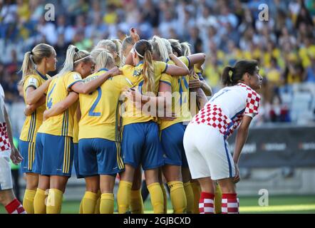 Die Schwedin Stina Blackstenius (Nr. 11 rechts) feiert das Tor zum Auftakt mit ihren Teamkollegen, während die Kroatiens Maja Joscak (R) beim Qualifikationsspiel der FIFA-Frauen-WM-Gruppe 4 zwischen Schweden und Kroatien am 07. Juni 2018 im Gamla-Ullevi-Stadion in Göteborg, Schweden, wegschaut. Foto: Adam Ihse / TT / Code 9200 Stockfoto