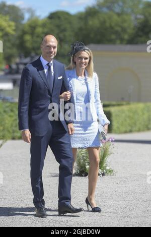 STOCKHOLM 20180608 Cedric Notz und Andrea Engsall (Andrea Brodin) kommt nach Drottningholm Palace Church, Schweden am Freitag während der Taufe von Prinzessin Madeleine und Chris Oâ €™Neillâ €™s Tochter Prinzessin Adrienne Foto: Henrik Montgomery / TT kod 10060 Stockfoto