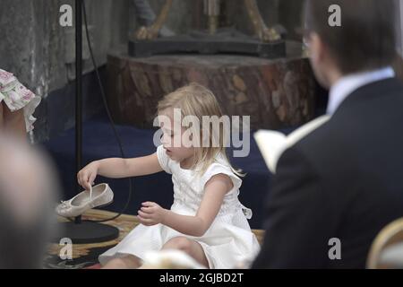 STOCKHOLM 20180608 Prinzessin Leonore hat am Freitag während der Taufe von Prinzessin Madeleine und Chris O’Neill’s Tochter Prinzessin Adrienne ein Problem mit ihren Schuhen in der Schlosskirche Drottningholm, Schweden. Foto: Janerik Henriksson / TT kod 10030 Stockfoto