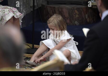 STOCKHOLM 20180608 Prinzessin Leonore hat am Freitag während der Taufe von Prinzessin Madeleine und Chris O’Neill’s Tochter Prinzessin Adrienne ein Problem mit ihren Schuhen in der Schlosskirche Drottningholm, Schweden. Foto: Janerik Henriksson / TT kod 10030 Stockfoto