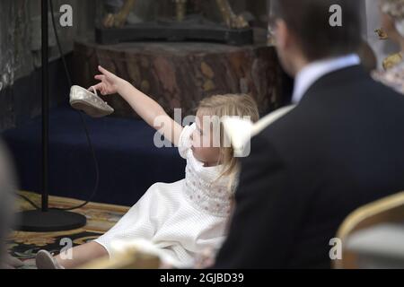 STOCKHOLM 20180608 Prinzessin Leonore hat am Freitag während der Taufe von Prinzessin Madeleine und Chris O’Neill’s Tochter Prinzessin Adrienne ein Problem mit ihren Schuhen in der Schlosskirche Drottningholm, Schweden. Foto: Janerik Henriksson / TT kod 10030 Stockfoto