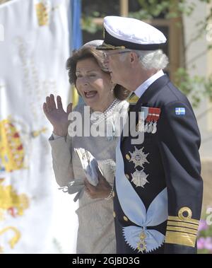 STOCKHOLM 20180608 Königin Silvia (erschrocken durch einen Kanonenschuss) und König Carl Gustaf nach der Taufe der Prinzessin Madeleine und Chris Oâ €™Neillâ™s Tochter Prinzessin Adrienne Foto: Jonas Ekstromer / TT kod 10030 Stockfoto