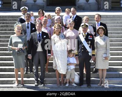 STOCKHOLM 20180608 Oberste Reihe Prinz Carl Philip, Prinz Gabriel, Prinzessin Sofia, Prinz Alexander, Kronprinzessin Victoria, Prinz Oscar, Prinz Daniel, mittlere Reihe; Nader Panahpour, Charlotte Kreuger Cederlund, Anouska D'Abo, Coralie Charriol Paul, Natalie Werner, Baron Gustav Thott. Unterste Reihe: Eva O'Neill, Christopher O'Neill, Prinzessin Madeleine mit Prinzessin Adrienne, Prinz Nikolaus, König Carl Gustaf und Königin Silvia nach der Taufe von Prinzessin Addreinne in der Schlosskirche von Dritningholm. Foto: Jonas Ekstromer / TT kod 10030 Stockfoto