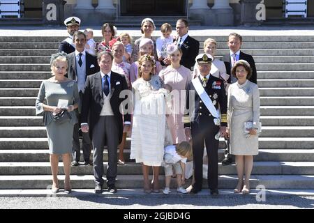 STOCKHOLM 20180608 Oberste Reihe Prinz Carl Philip, Prinz Gabriel, Prinzessin Sofia, Prinz Alexander, Kronprinzessin Victoria, Prinz Oscar, Prinz Daniel, mittlere Reihe; Nader Panahpour, Charlotte Kreuger Cederlund, Anouska D'Abo, Coralie Charriol Paul, Natalie Werner, Baron Gustav Thott. Unterste Reihe: Eva O'Neill, Christopher O'Neill, Prinzessin Madeleine mit Prinzessin Adrienne, Prinz Nikolaus, König Carl Gustaf und Königin Silvia nach der Taufe von Prinzessin Addreinne in der Schlosskirche von Dritningholm. Foto: Jonas Ekstromer / TT kod 10030 Stockfoto