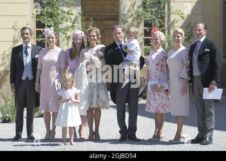 Prinzessin Madeleine, Prinzessin Adrienne Prinzessin Leonore, Herr Christopher O'Neill und Prinz Nicolas flankiert von den gotteltern Nader Panahpour, Coralie Charriol Paul, Anouska d'Abo (links) und Charlotte Kreuger Cederlund, Natalie Werner und Gustav Thot (rechts) Nach der Taufe der Prinzessin Adrienne in der Schlosskapelle Drottningholm bei Stockholm, 08. Juni 2018. Prinzessin Adrienne ist das dritte Kind von Prinzessin Madeleine und Christopher O'Neill. Foto: Henrik Montgomery / TT *** SCHWEDEN OUT*** Stockfoto