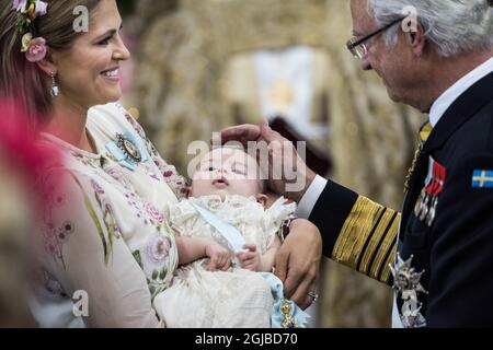 STOCKHOLM 2018-06-08 Prinzessin Madeleine mit Prinzessin Arienne und König Carl Gustaf während der Taufe von Prinzessin Madeleine und Chris O’Neills Tochter Prinzessin Adrienne Foto: Pontus Lundahl / TT / kod 10050 Stockfoto