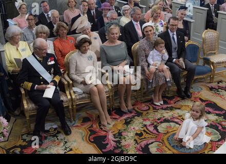 STOCKHOLM 20180608 König Carl Gustaf,Königin Silvia, Eva O'Neil, Kronprinzessin Victoria mit Prinz Oscar und Prinz Daniel im Hintergrund die Schwestern der Könige und Prinzessin Leonore am Boden während der Taufe von Prinzessin Madeleine und Chris O'Neills Tochter Prinzessin Adrienne Foto: Pontus Lundahl / TT kod 10050 Stockfoto