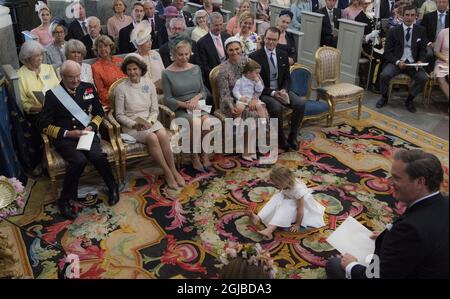 STOCKHOLM 20180608 König Carl Gustaf,Königin Silvia, Eva O'Neil, Kronprinzessin Victoria mit Prinz Oscar und Prinz Daniel im Hintergrund die Schwestern der Könige und Prinzessin Leonore am Boden während der Taufe von Prinzessin Madeleine und Chris O'Neills Tochter Prinzessin Adrienne Foto: Pontus Lundahl / TT kod 10050 Stockfoto