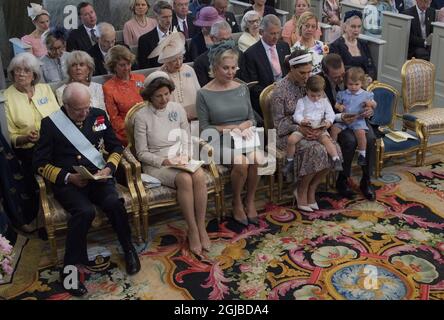 STOCKHOLM 20180608 König Carl Gustaf,Königin Silvia, Eva O'Neil, Kronprinzessin Victoria mit Prinz Oscar und Prinz Daniel im Hintergrund die Schwestern der Könige und Prinzessin Leonore am Boden während der Taufe von Prinzessin Madeleine und Chris O'Neills Tochter Prinzessin Adrienne Foto: Pontus Lundahl / TT kod 10050 Stockfoto