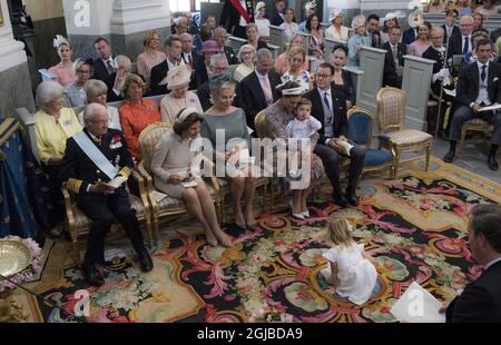 STOCKHOLM 20180608 König Carl Gustaf,Königin Silvia, Eva O'Neil, Kronprinzessin Victoria mit Prinz Oscar und Prinz Daniel im Hintergrund die Schwestern der Könige und Prinzessin Leonore am Boden während der Taufe von Prinzessin Madeleine und Chris O'Neills Tochter Prinzessin Adrienne Foto: Pontus Lundahl / TT kod 10050 Stockfoto