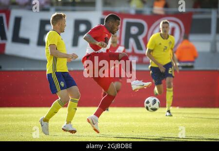 Der Schwede Sebastian Larsson (L) und der Perus Jefferson Farfan kämpfen beim internationalen Freundschaftsspiel zwischen Schweden und Peru am 9. Juni 2018 im Ullevi Staduium i Göteborg, Schweden, um den Ball. Das Match endete mit 0-0. Foto: Pontus Lundahl / TT / Code 10050 Stockfoto