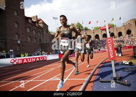 (L-R) Selemon Barega, Äthiopien, Birhanu Balew, Bahrain und Adabi Hadis, Äthiopien treten am 10. Juni 2018 beim IAAF Diamond League 2018-Treffen im Stockholmer Olympiastadion in Stockholm, Schweden, beim 5000-m-Rennen der Männer an. Foto: Christine Olsson / TT / Code 10430 Stockfoto