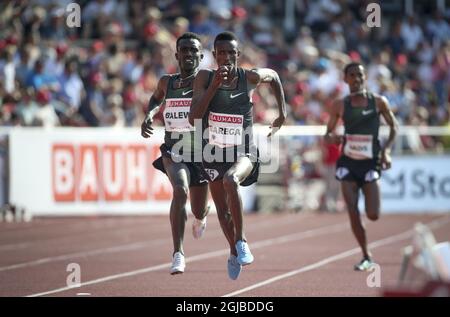 Selemon Barega (C), Äthiopien, tritt am 10. Juni 2018 beim IAAF Diamond League 2018-Treffen im Stockholmer Olympiastadion in Stockholm, Schweden, um den Sieg vor Birhanu Balew (L), Bahrain und Adabi Hadis, Äthiopien, beim 5000-Meter-Rennen der Männer an. Foto: Soren Andersson / TT / code1037 Stockfoto