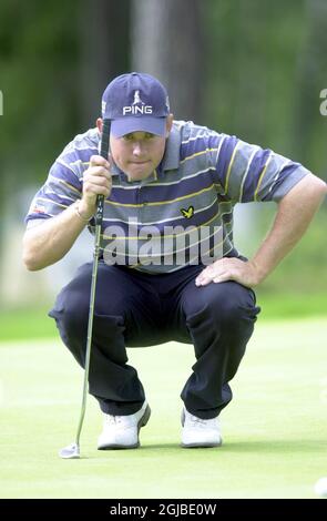 Lee Westwood legt einen Putt auf den 16. Platz, bevor er den Tag als Leader mit acht unter Par beendet Stockfoto