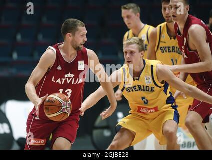 Der lettische Janis Strelnieks (L) ist am 28. Juni 2018 beim Qualifikationsspiel der Gruppe B der FIBA Basketball-Weltmeisterschaft 2019 zwischen Schweden und Lettland in Hovet in Stockholm, Schweden, im Einsatz gegen den schwedischen Tobias Borg. Foto: Fredrik Sandberg / TT / Code 10080 Stockfoto