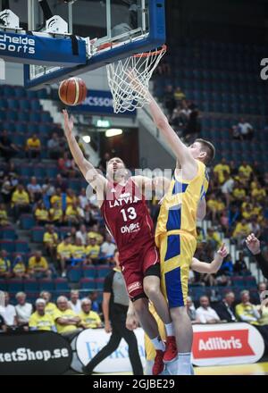 Janis Strelnieks (13) aus Lettland und Simon Birgander aus Schweden sind beim Qualifikationsspiel der FIBA-Basketball-Weltmeisterschaft 2019 in der Gruppe B zwischen Schweden und Lettland am 28. Juni 2018 in Hovet in Stockholm in Aktion. Foto: Fredrik Sandberg / TT / Code 10080 Stockfoto