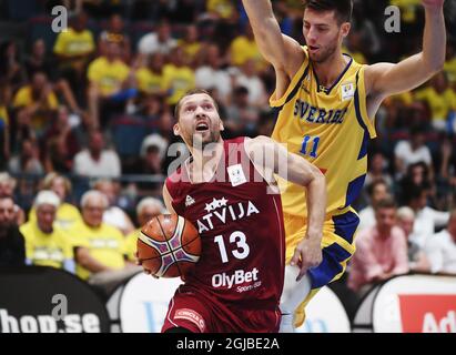 Der lettische Janis Strelnieks (L) und der schwedische Martin Pahlmblad sind am 28. Juni 2018 beim Qualifikationsspiel der FIBA-Basketball-Weltmeisterschaft 2019 der Gruppe B zwischen Schweden und Lettland in Hovet in Stockholm, Schweden, in Aktion. Foto: Fredrik Sandberg / TT / Code 10080 Stockfoto