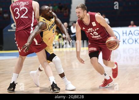 Die lettischen Anzejs Pasecniks (L) und Janis Strelnieks (R) im Einsatz gegen den Schwedischen Thomas Massamba während des FIBA Basketball World Cup 2019 Gruppe B Qualifying matches zwischen Schweden und Lettland am 28. Juni 2018 in Hovet in Stockholm, Schweden. Foto: Fredrik Sandberg / TT / Code 10080 Stockfoto