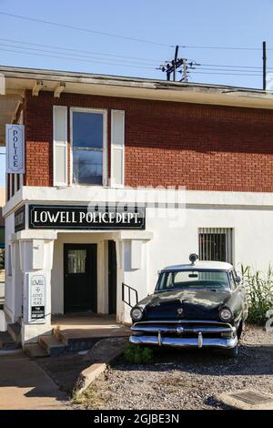 Lowell, Arizona. Oldtimer-Polizeiauto vor der Polizeistation geparkt. Stockfoto