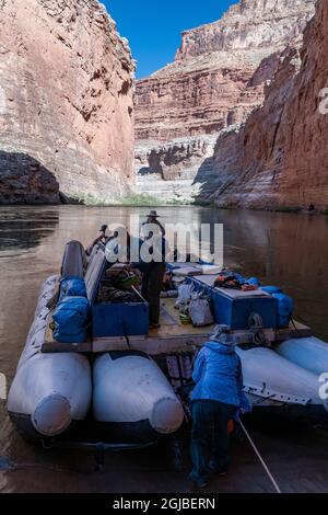 USA, Arizona. Passagiere mit einem Floß auf einer Floßfahrt den Colorado River hinunter, Grand Canyon National Park. (Nur Für Redaktionelle Zwecke) Stockfoto