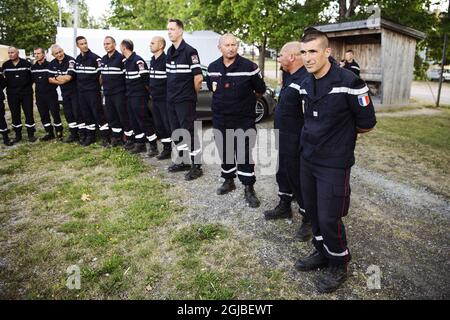 Französische Feuerwehrleute, die am 24. Juli 2018 bei der Ankunft in einem Basislager in Farila, Halsingland, in Mittelschweden, gesehen wurden. Frankreich hat Feuerwehrleute entsandt, um schwedischen Kollegen bei der Bekämpfung von Waldbränden in der Region zu helfen. Foto: Erik Simander / TT / Code 11720 Stockfoto