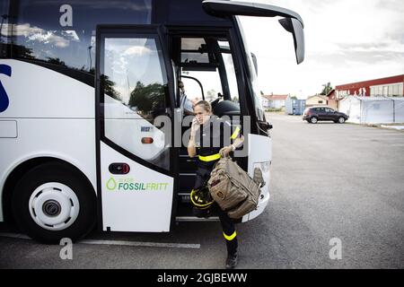 Französische Feuerwehrleute treffen am 24. Juli 2018 in einem Basislager in Farila, Halsingland, in Mittelschweden, ein. Um schwedischen Kollegen bei der Bekämpfung von Waldbränden in der Region zu helfen. Foto: Erik Simander / TT / Code 11720 Stockfoto