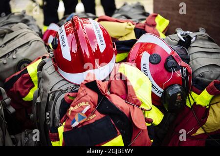 Die Löschausrüstung wird entladen, wenn die französischen Feuerwehrleute am 24. Juli 2018 in einem Basislager in Farila, Halsingland, in Mittelschweden, eintreffen. Frankreich hat Feuerwehrleute entsandt, um schwedischen Kollegen bei der Bekämpfung von Waldbränden in der Region zu helfen. Foto: Erik Simander / TT / Code 11720 Stockfoto