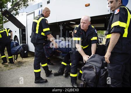 Französische Feuerwehrleute treffen am 24. Juli 2018 in einem Basislager in Farila, Halsingland, in Mittelschweden, ein. Um schwedischen Kollegen bei der Bekämpfung von Waldbränden in der Region zu helfen. Foto: Erik Simander / TT / Code 11720 Stockfoto