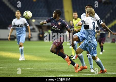 Eddie Nketiah (C) von Arsenal kontrolliert den Ball, den Dusan Basta (8) von Lazio während eines vor der Saison freundlichen Fußballmatches zwischen Arsenal FC und SS Lazio in der Friends Arena in Solna, Stockholm, Schweden, am 04. August 2018 verfolgt hat. Foto: Erik Simander / TT / Code 11720 Stockfoto