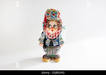 Malen auf Stein und handgefertigte Ankleidepuppen. Figuren zeigen lokale anatolische Kleidung. Isolierter weißer Hintergrund. Traditionelles türkisch-anatolisches Tuch Stockfoto