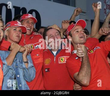 Michael Schumacher (Zweiter l) feiert seinen WM-Sieg mit (l-r) seiner Frau Corrina, Ferrari Teamchef Jean Todt und Ferrari-Teamkollege Rubens Barrichello Stockfoto