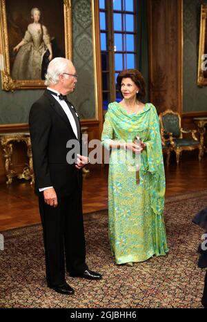 STOCKHOLM 20180914 König Carl Gustaf und Königin Silvia begrüßen die Gäste zu ihrem Schwedenessen im Königlichen Palast in Stockholm am 14. September 2018. Foto: Soren Andersson / TT / kod 1037 Stockfoto