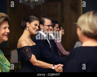 STOCKHOLM 20180914 Kronprinzessin Victoria und Prinz Daniel begrüßen die Gäste zum Schwedenessen im Königlichen Palast in Stockholm am 14. September 2018. Foto: Soren Andersson / TT / kod 1037 Stockfoto