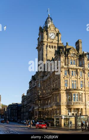 EDINBURGH, GROSSBRITANNIEN - 13. Mai 2021: Edinburgh, Schottland, Blick auf die Straße des Balmoral Hotels in der Princes Street Stockfoto
