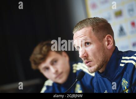 STOCKHOLM 20181008 die schwedischen Fußballnationalspieler Victor Nilsson Lindelof und Robin Olsen während einer Nachrichtenbesprechung vor einem Training in der Friends Arena in Solna am 08. Oktober 2018, vor einem Nations League-Spiel gegen Russland. Foto: Pontus Lundahl / TT / Code 10050 Stockfoto