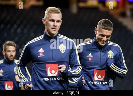 STOCKHOLM 20181008 die schwedischen Fußballnationalspieler Emil Kraft und Kristoffer Peterson in Aktion während eines Trainings in der Friends Arena in Solna am 08. Oktober 2018 vor einem Nations League-Spiel gegen Russland. Foto: Pontus Lundahl / TT / Code 10050 Stockfoto